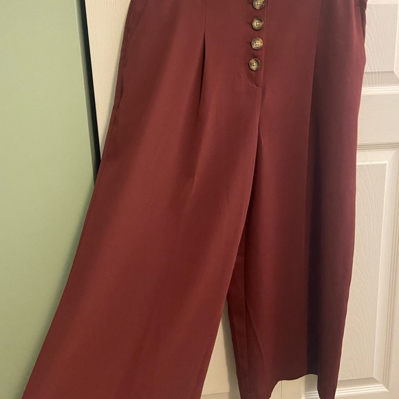 Flared cropped burgundy pants, button closure - Picture 2 of 4